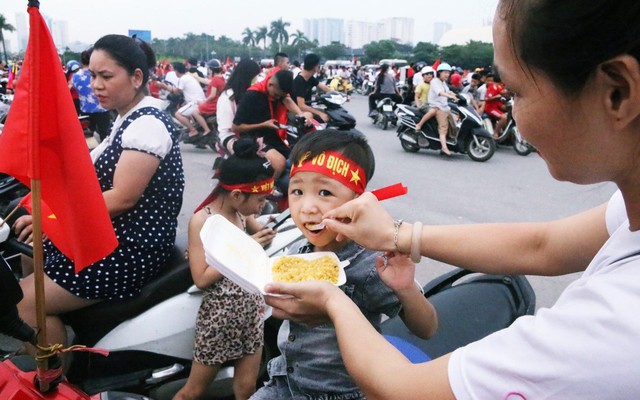 Cậu bé 3 tuổi và hộp cơm rang ăn vội trước cửa SVĐ Mỹ Đình khiến nhiều người xúc động