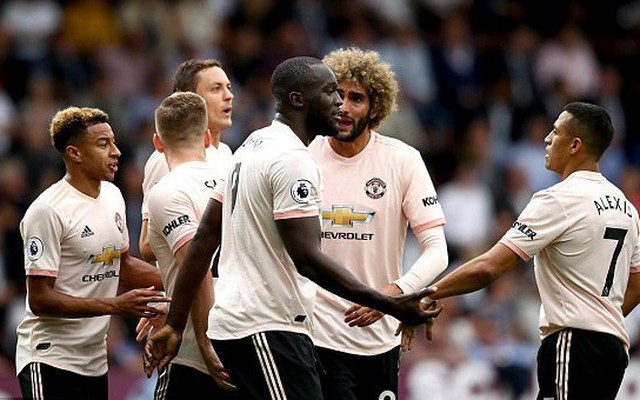 Burnley 0-2 Man United: Pogba đá hỏng penalty, Rashford thẻ đỏ, Lukaku lập cú đúp