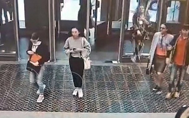 Mải chơi điện thoại, thiếu nữ Nga húc thủng cả cửa kính ở ga tàu điện rồi mắc kẹt tại chỗ