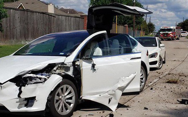 Tai nạn hi hữu: Xe Tesla bị cả một cái máy bay đâm trúng, người trong xe không hề hấn gì