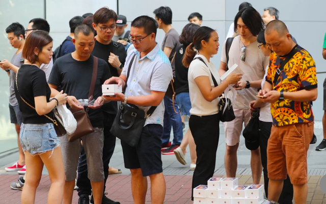 iPhone Xs và iPhone Xs Max ế ẩm, bán lề đường như rau tại Hong Kong