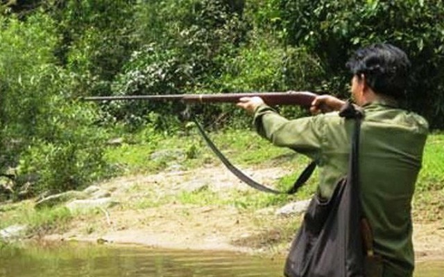 Nhóm thanh niên nổ súng bắn chim, người đi đường trúng đạn nguy kịch