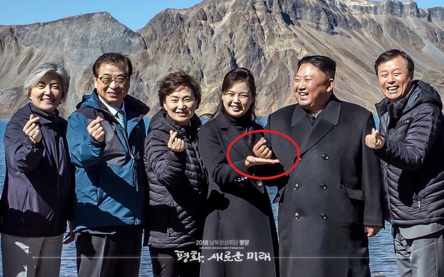 Những chuyện bên lề thú vị ở thượng đỉnh liên Triều: Ông Kim loay hoay học "bắn tim"