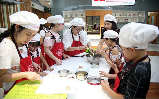 Hà Nội: Trẻ nhỏ thích thú cùng cha mẹ làm những chiếc bánh Trung thu cực ngộ nghĩnh