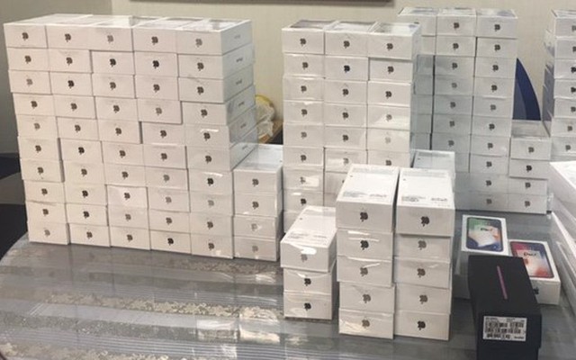 Hải quan Tân Sơn Nhất bắt giữ lô hàng hơn 250 chiếc điện thoại IPhone trị giá 6,5 tỷ đồng