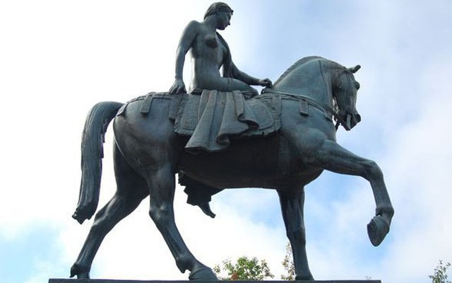 Bí mật ngàn năm: Nữ bá tước khỏa thân cưỡi ngựa trên đường khiến giới nghiên cứu tranh cãi