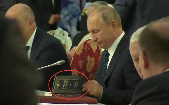 Tổng thống Putin "phân tâm": Vừa say sưa đọc thơ vừa ký văn kiện tại hội nghị quan trọng