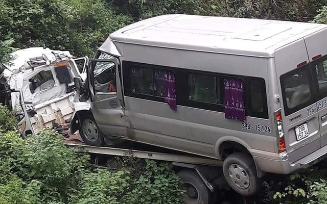Xe cứu hộ chở ô tô khách 16 chỗ lao xuống vực, 2 người tử vong