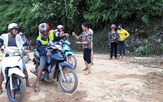 Lãnh đạo xã nói về clip công an bảo kê thu tiền qua điểm sạt lở với giá "10 ngàn thôi nhé"