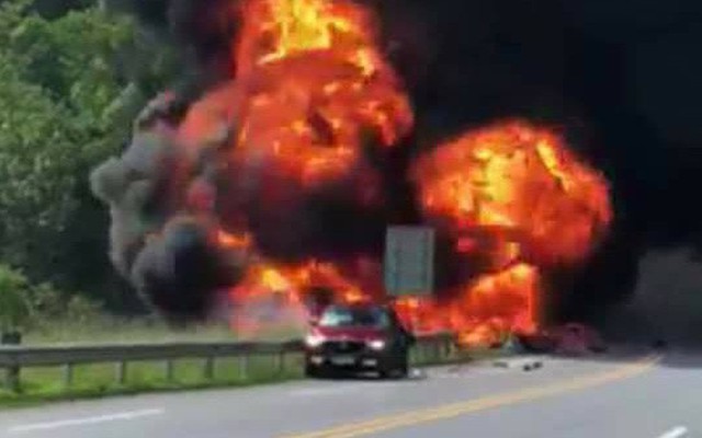 Xe bồn chở dầu đâm ô tô con rồi lao xuống thành cầu bốc cháy, cột khói cao hàng trăm mét