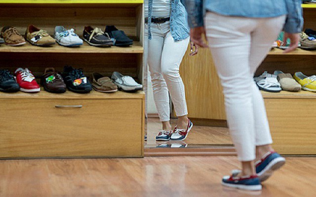 Bạn có thể bị nhiễm trùng máu khi thử giày mà không mang tất không?