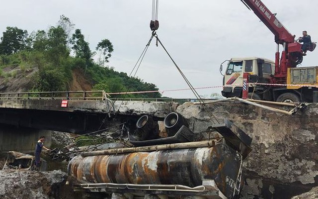 Cầu trơ lõi thép sau vụ cháy xe bồn trên cao tốc Nội Bài - Lào Cai