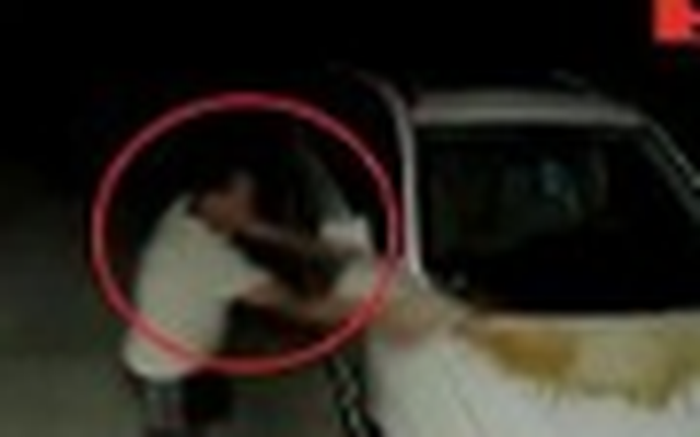 Video: Bắt quả tang người đàn ông nửa đêm lén lút đổ nước tiểu lên xe hàng xóm