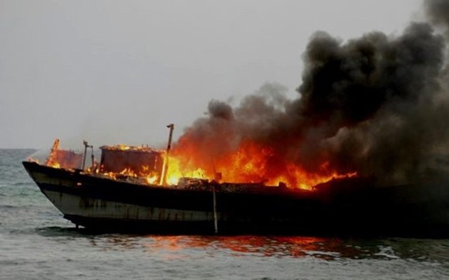 Tàu cá chứa 10 ngàn lít dầu bốc cháy dữ dội trong đêm