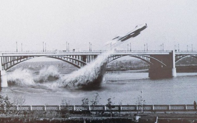 Thực hư chuyện phi công Liên Xô lái tiêm kích MiG-17 bay xuyên qua… gầm cầu!