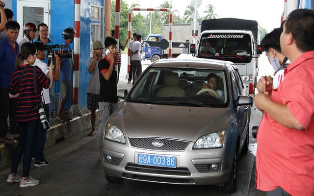Tài xế xe biển xanh phản ứng ở BOT Sóc Trăng, PCT Hội Chữ thập đỏ Cà Mau xác nhận xe