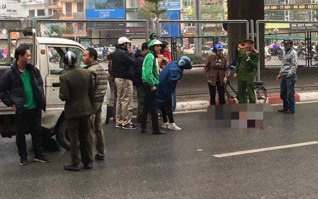 Hà Nội: Nam thanh niên bất ngờ rơi từ cầu vượt xuống đất, bất tỉnh