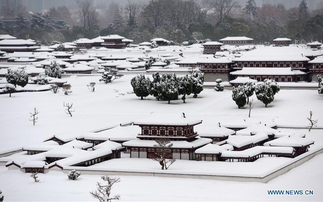 Mai phục 3 giờ bắt nghi phạm, tổ trinh sát Trung Quốc ngớ người vì bị bão tuyết "chôm" xe
