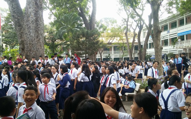 Cháy trường ở Sài Gòn, hàng trăm học sinh di tản khẩn cấp