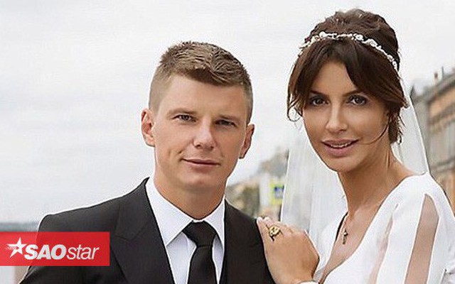 Bị đuổi xuống máy bay, vợ cựu sao Arsenal tự nhận là điệp viên Nga