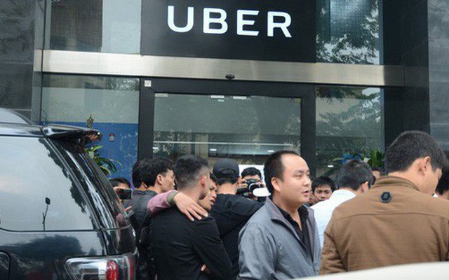 Hàng trăm tài xế Grab, Uber kéo về trụ sở ở Hà Nội để yêu cầu giảm chiết khấu