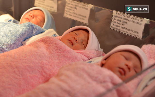 Ca sinh 3 kỳ diệu ngay tại VN: Không cần mổ đẻ, 1 trai 2 gái, đều "chằn chặn" mỗi bé 2,4kg