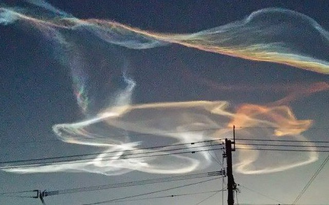 Những vệt mây khói đa sắc trên bầu trời Nhật Bản là kết quả của việc phóng tên lửa vệ tinh
