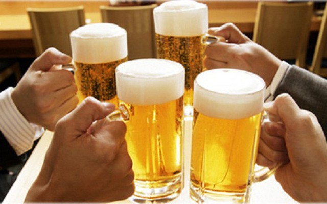 Đề xuất luật hóa việc cấm công chức, người lao động uống rượu bia trong giờ làm việc
