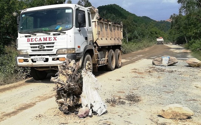 Người dân lại chặn xe chở đất đá thi công dự án Vsip Nghệ An