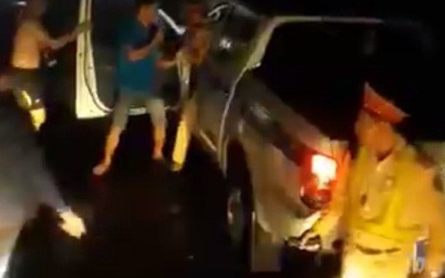 Vụ “CSGT đánh nhau với tài xế”: Lái xe tải lên tiếng “phản pháo”