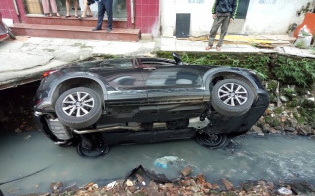 Nữ tài xế điều khiển xe Mazda CX5 bất ngờ bị mất lái lao xuống mương nước
