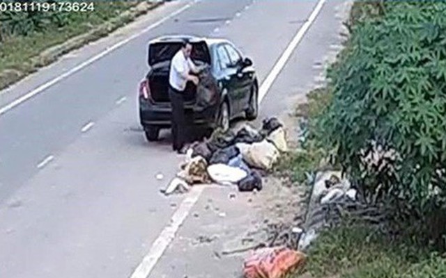 Người đàn ông đi ô tô vứt rác xuống đường bị phạt 3 triệu đồng