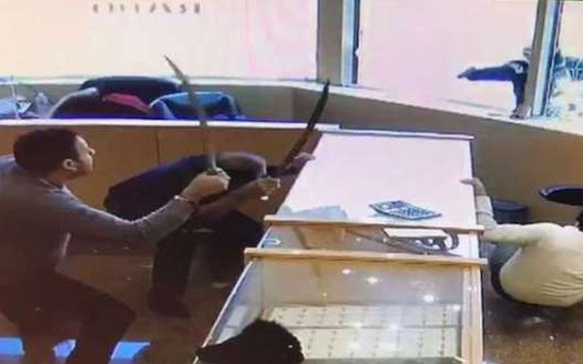 Nhân viên tiệm vàng vung gươm đánh đuổi nhóm cướp có súng