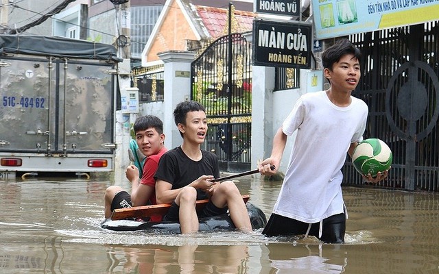 Dân TP. HCM đi chợ bằng xuồng sau bão số 9