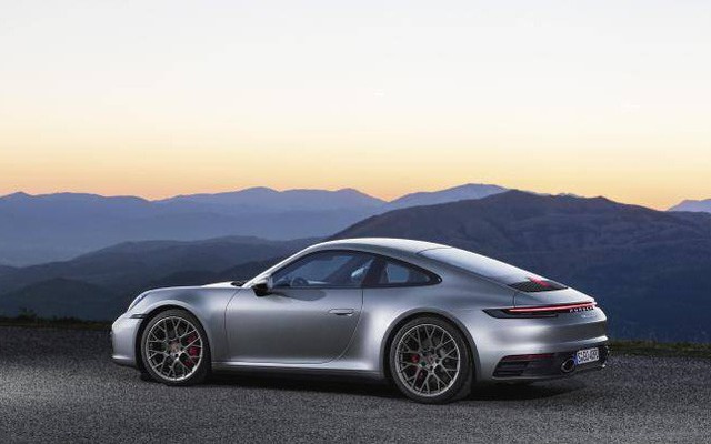 Video: Porsche 911 thế hệ mới được giới thiệu với động cơ ấn tượng