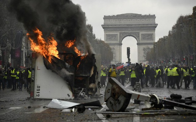 Lý do Pháp cấm tất các phương tiện giao thông tại đại lộ Champs-Elysee cuối tuần