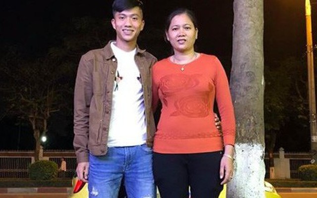 Chuyện cảm động về mẹ Phan Văn Đức: Vượt 330 cây số trong đêm cổ vũ con