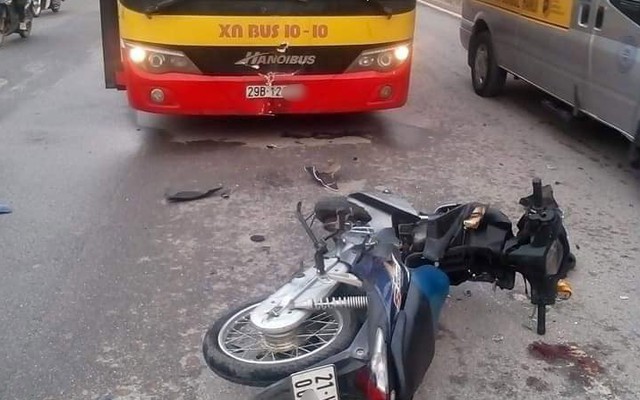 Xe máy phóng ngược chiều tông vỡ kính xe buýt, nam thanh niên thiệt mạng ở Hà Nội
