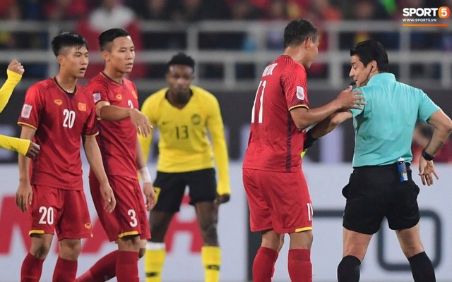 Bình xịt kì lạ đằng sau lưng quần các trọng tài tại AFF Cup 2018 dùng để làm gì?