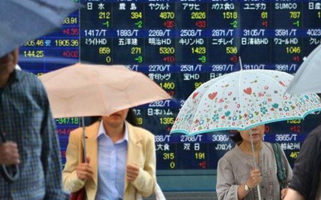 Chứng khoán Nhật mất 5% khi nhà đầu tư hoảng loạn