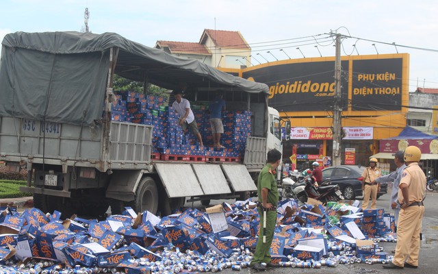 Hàng trăm thùng bia rơi xuống đường, người dân phụ tài xế thu gom