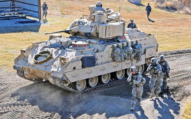 Lục quân Mỹ trang bị thử nghiệm hệ thống phòng thủ chủ động cho xe Bradley