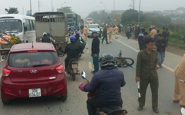 "Đấu đầu" ô tô, 2 người đi xe máy tử vong thương tâm ở Hà Nội