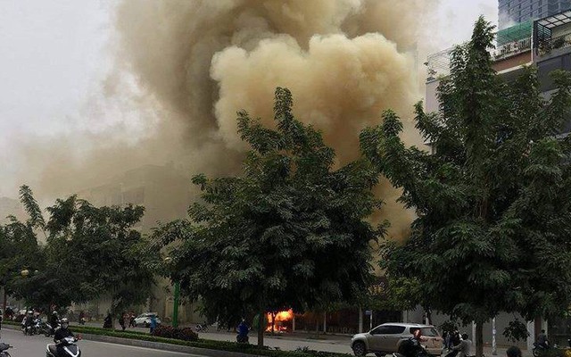 Cháy quán cháo ếch ở Hà Nội, cột khói bao trùm cả góc phố