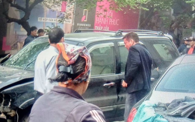 Nhân chứng vụ tông xe liên hoàn trên phố Ngọc Khánh: "Tài xế bước ra khóc rưng rức"