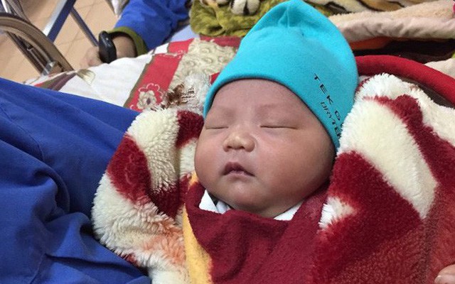 Bé trai nặng 3,6kg chào đời trên taxi đúng thời khắc Giao thừa ở Hà Nam