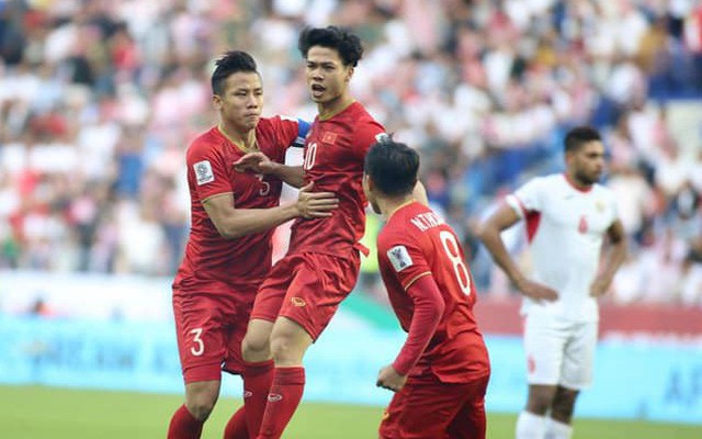 Tinh thần thi đấu tuyệt vời của ĐT Việt Nam khiến dân  mạng phấn khích: "Như xem World Cup"
