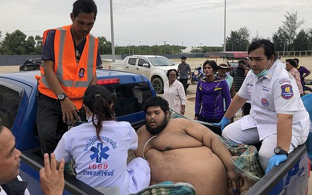 30 người vật lộn giải cứu chàng trai nặng hơn 300 kg