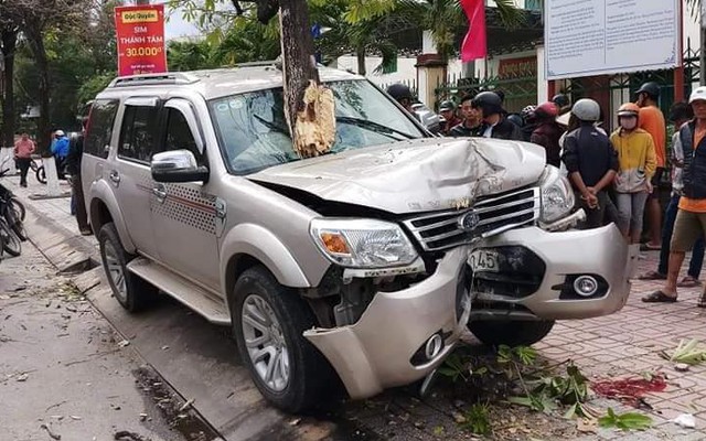 Ô tô điên lao lên vỉa tông chết bé trai 3 tuổi đứng đón xe buýt cùng mẹ