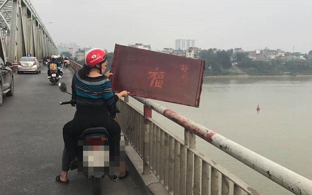 Xôn xao hình ảnh người phụ nữ vứt cả bàn thờ xuống sông để tiễn ông Táo